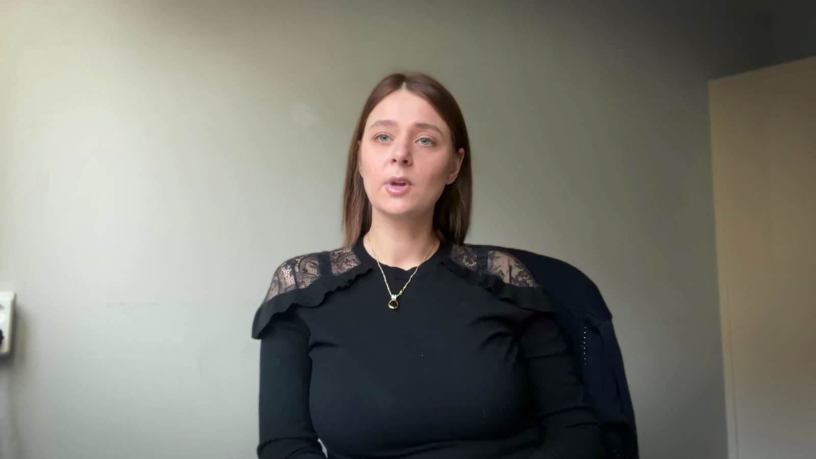 Ayollarning mashinada minut berayotgan havaskor fotosuratlari